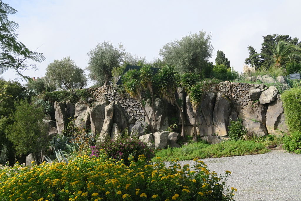 Protagoniste le rocce laviche in un giardino privato siciliano